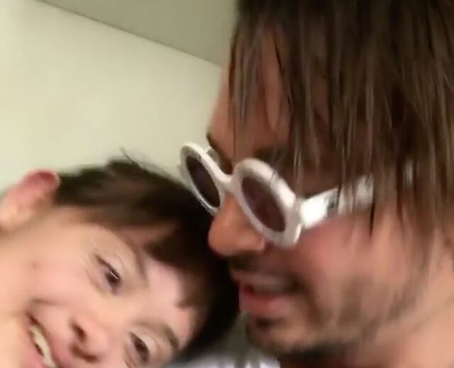 Mujer se niega a darle beso en la boca a J Balvin