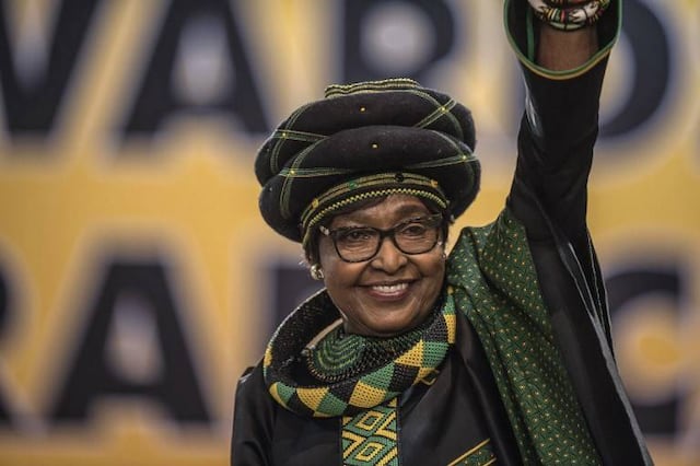 Muere Winnie Mandela, exesposa de Nelson Mandela