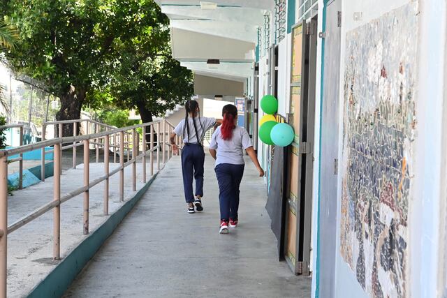 Miles de estudiantes inician el año arrastrando rezago en materias clave