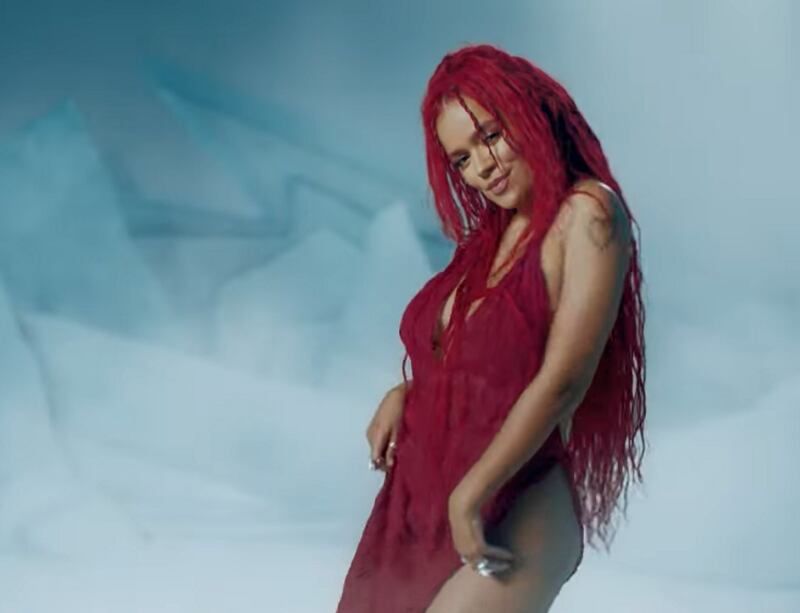 La famosa brilló con un vestido rojo