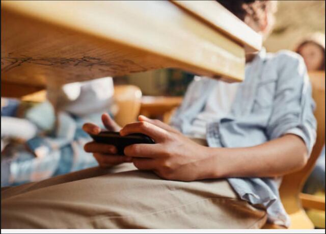 Entre la enseñanza tradicional y la tecnología: expertos reclaman equilibrio en las escuelas
