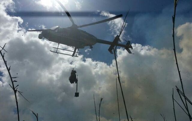 Bomberos y Policía combaten incendio forestal en Toa Baja