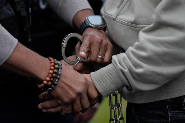 Arrestan a cinco jóvenes en San Juan por posesión de armas y drogas