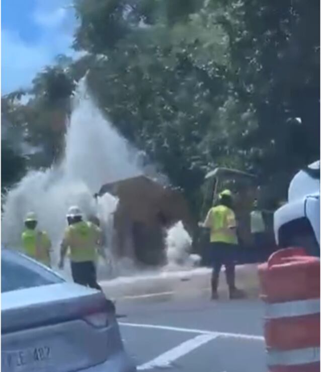 Reparan tubo de agua que rompió compañía privada en Bayamón