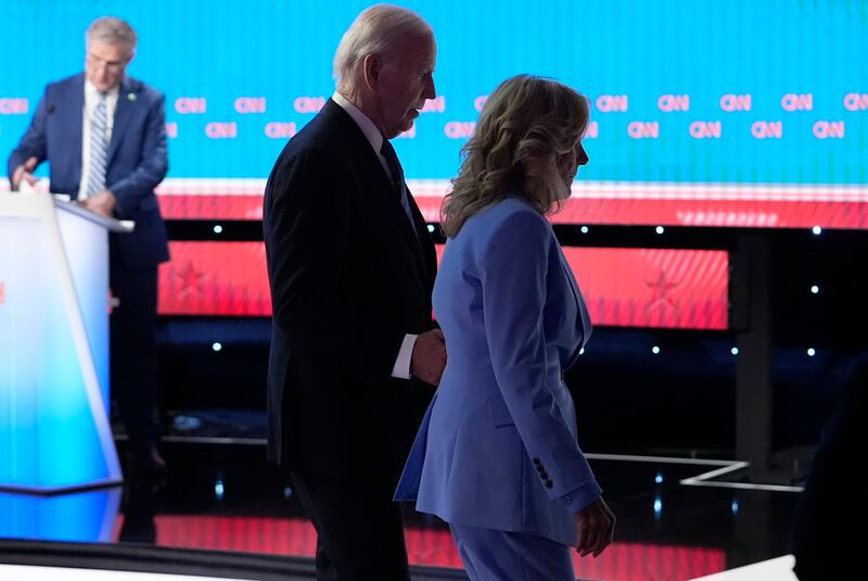 Joe Biden deja el estudio de CNN en Atlanta acompañado por su esposa Jill Biden, luego de un complicado debate presidencial contra Donald Trump.