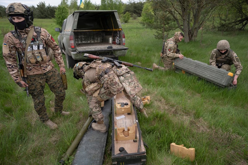 Los miembros de una unidad de defensa aérea ucraniana hacen una exhibición de su labor cerca de Kiev el 8 de mayo de 2023. Desde posiciones camufladas, las unidades se lanzan en camiones a los campos agrícolas alrededor de la capital