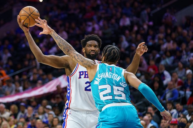 Embiid y Harris ayudan a 76ers, que arrollan a Hornets