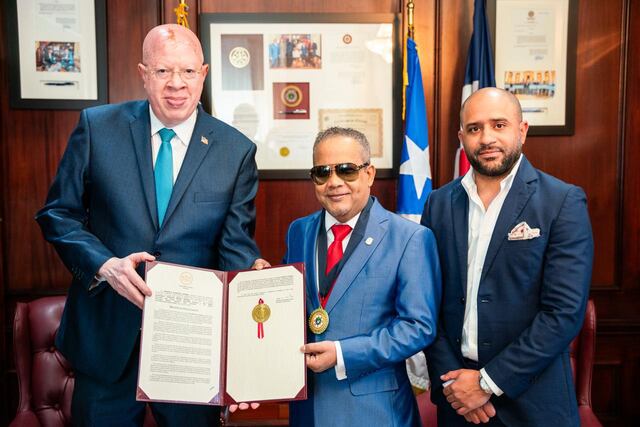 Senado reconoce la trayectoria artística de Héctor Acosta “El Torito”