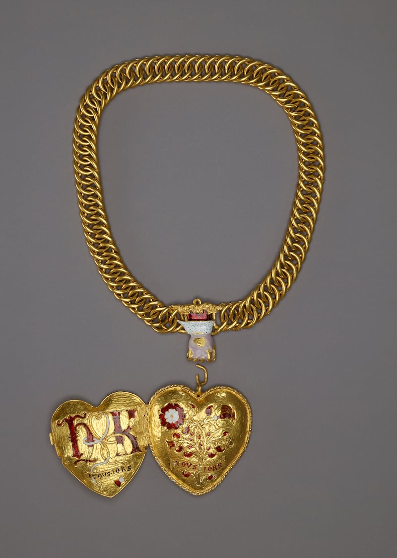 El Museo Británico anunció este martes la adquisición del 'Corazón Tudor', un colgante de oro del siglo XVI símbolo del vínculo entre Enrique VIII y su primera esposa, Catalina de Aragón, tras reunir los 3,5 millones de libras (4 millones de euros) necesarios para incorporarlo a su colección permanente. La joya, un medallón en forma de corazón de oro macizo de 24 quilates, constituye uno de los escasos objetos que celebran la relación entre Enrique VIII, monarca de la dinastía Tudor, y la española Catalina de Aragón, viuda de su hermano Arturo, la esposa más duradera del rey inglés, con 24 años de matrimonio.- EFE/ British Museum