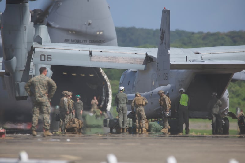 Soldados del Ejército de Estados Unidos en el aeropuerto, cuya pista principal tiene más de 11 mil pies de largo.