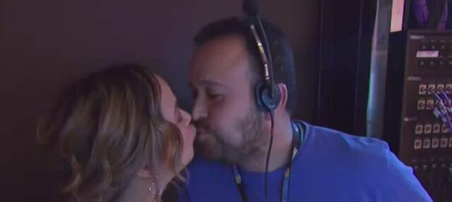 Adamari planta "beso de amigo" a un productor