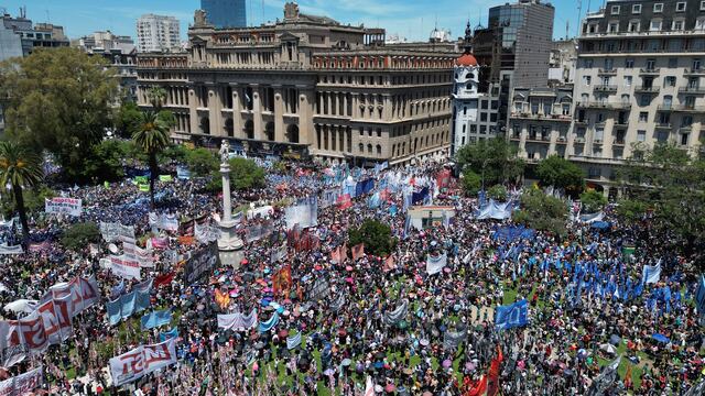 Principal central sindical y organizaciones sociales protestan contra el decreto de Milei