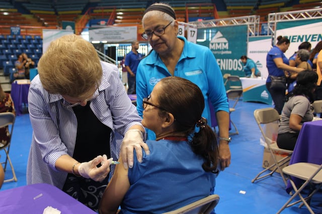Cientos de personas acuden a vacunarse a Fajardo