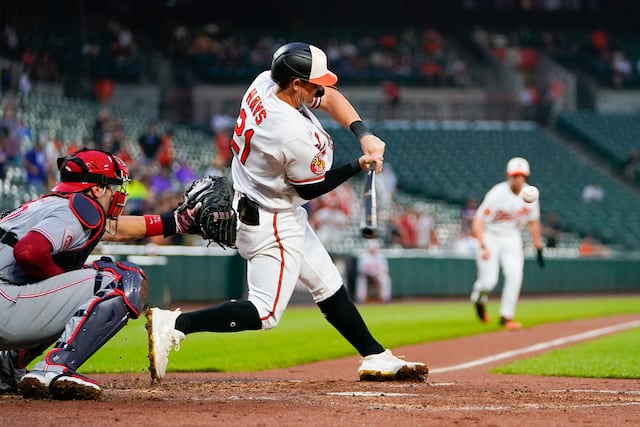 Orioles remontan para vencer 2-1 a Mellizos en la acción dominical de las Grandes Ligas