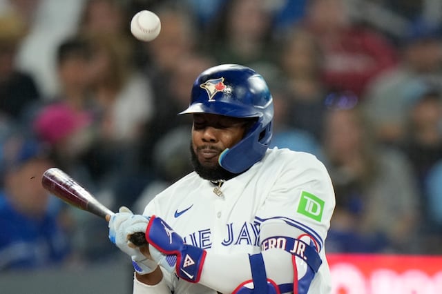 Vladimir Guerrero Jr. fuera del lineup de Azulejos tras pelotazo en la mano derecha