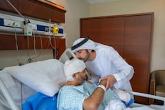 Viceprimer ministro emiratí visita al piloto indio de Flydubai en el hospital en Abu Dabi