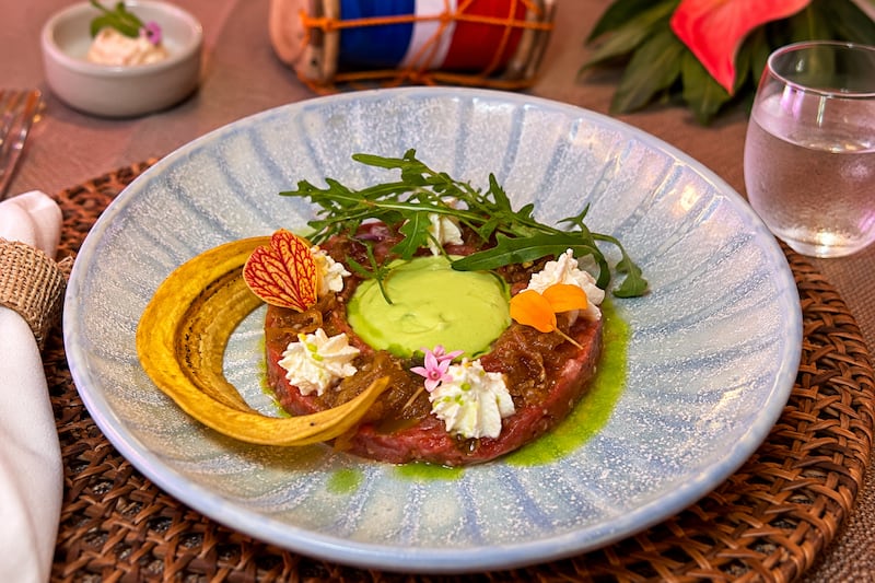 La Tierra, un tartar de tomates maduros con crema de aguacate, queso de hoja, mostaza de cebolla y naranja agria y plátano verde.
