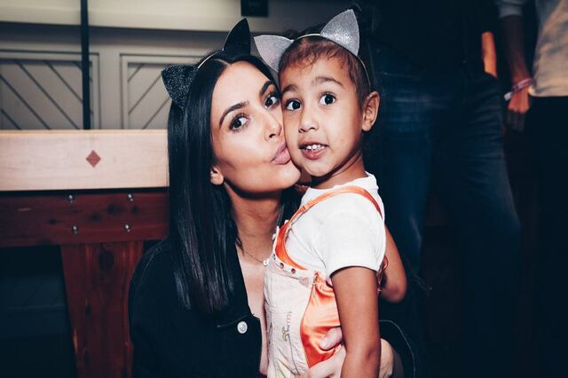 Kim Kardashian y su hija North West enamoran en festival de belleza
