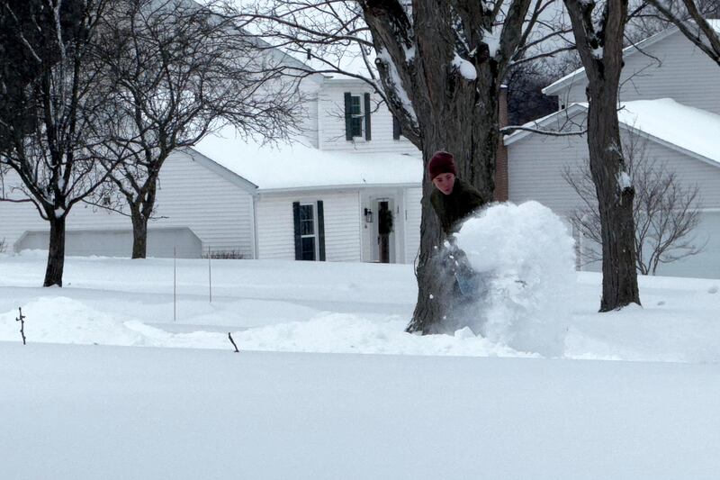 Una persona recoge nieve en una calle este domingo en la ciudad de Hudson, Ohio (EE.UU.).EFE/ Rodrigo Sepúlveda
