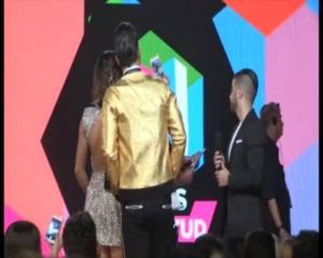Maluma reina en la alfombra de los Premios Juventud