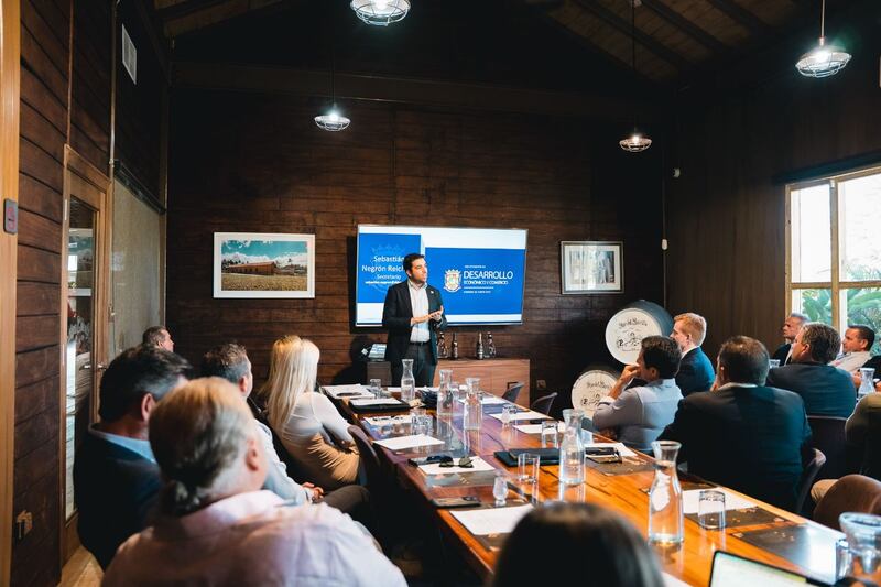 Sebastián Negrón Reichard, secretario del Departamento de Desarrollo Económico y Comercio, expuso los esfuerzos del Gobierno para reformar y agilizar el sistema de permisos durante el VRM Penzini Capital Annual CEO Summit 2025.