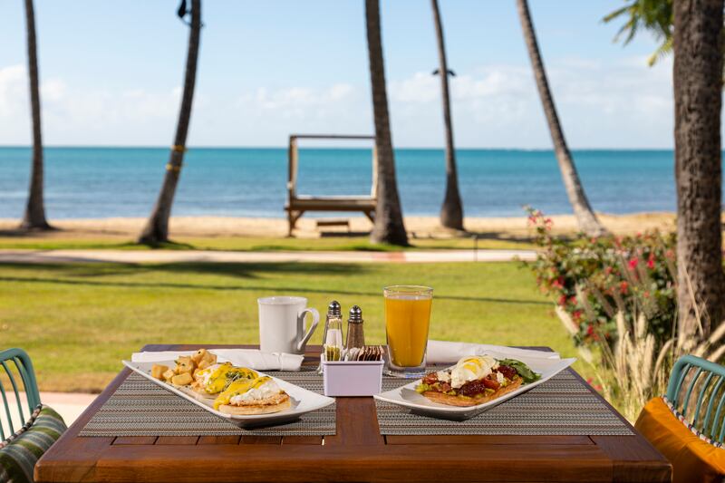 Para desayunar, almorzar o cenar al aire libre, con la brisa del mar y el sonido de las olas de fondo, el restaurante Las Palmas pone a consideración del comensal deliciosos platos locales e internacionales.