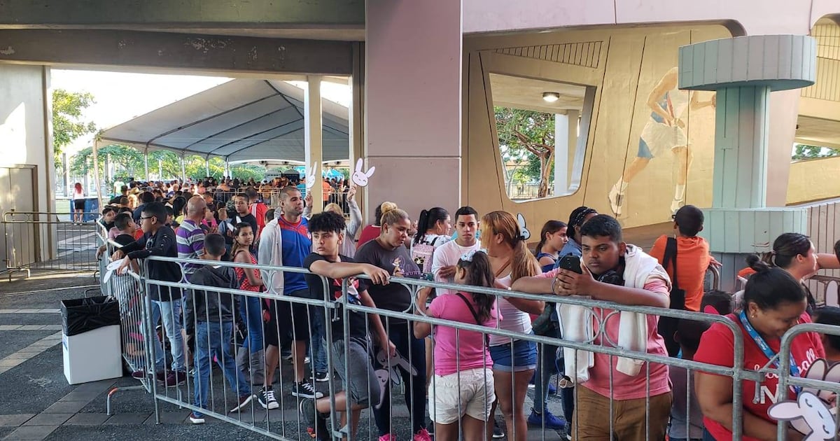 Puerto Rico Filas Así está la fila para la entrega de regalos de Bad Bunny | Metro Puerto ...