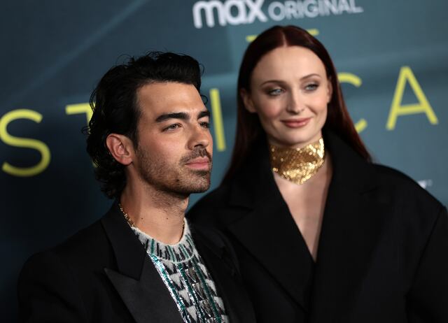 Joe Jonas es visto luciendo su anillo de casado en un concierto luego de conocerse la noticia de su divorcio de Sophie Turner