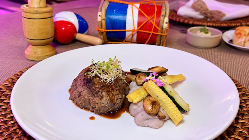 Filete Angus, cacao dominicano, cremoso de yautía y vegetales de raíz glaseados.