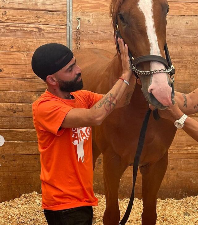 Arcángel compra un caballo para que corra en honor a su hermano
