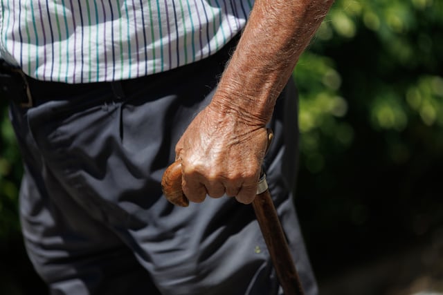 Violencia intrafamiliar: hijastra agrede septuagenaria y menor amenaza abuelo con cuchillo