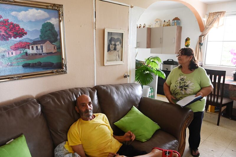 Ricardo Aguayo, uno de los pocos infortunados, al estar en un bolsillo sin electricidad. Cayey. 11 de octubre de 2022 foto Dennis A. Jones