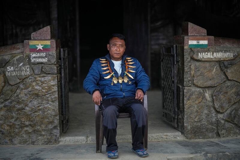 Tonyei Phawang, el angh --el jefe tribal-- permanece en la entrada de su casa, la cual yace tanto en Myanmar como en India, en el poblado Longwa, en el estado de Nagaland, en el extremo oriental de India. (AP Foto/Anupam Nath)
