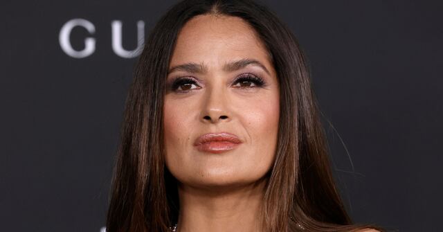 Salma Hayek: “Es momento de contar historias cuando estamos siendo atacados moralmente”