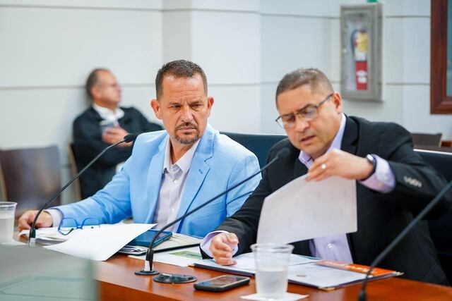 Alcaldes se oponen al cierre de los Centros de Experiencia al Cliente de LUMA