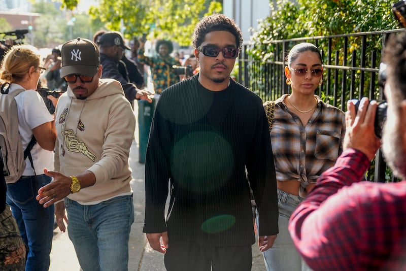 Justin Dior Combs, en el centro, sale de un tribunal federal de Manhattan después de que se ordenara la detención sin fianza de su padre, Sean 