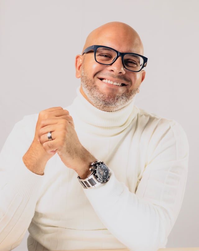 Alex Castro lanza el tema navideño “Gloria en las Alturas”
