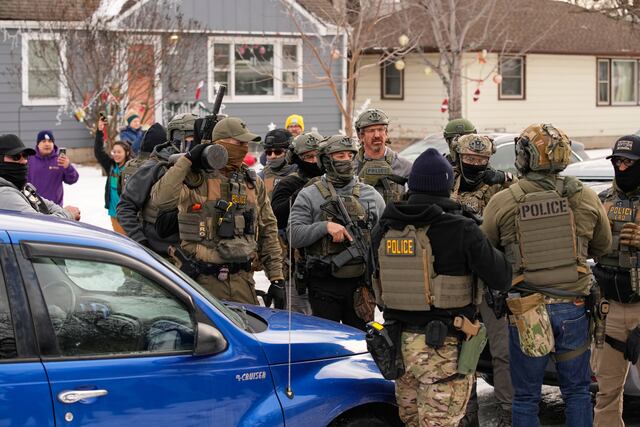 Van con todo contra manifestantes, más agentes del ICE se trasladan a Minneapolis