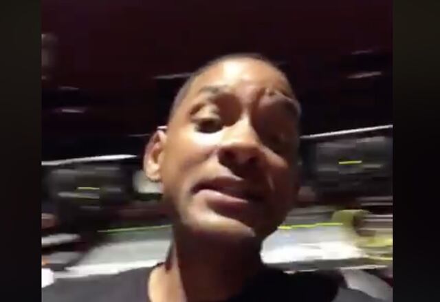 Will Smith se luce cantando español
