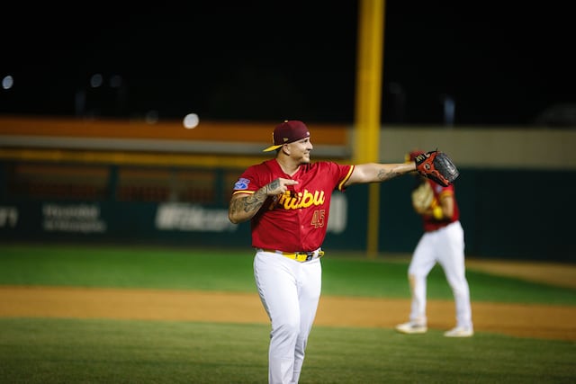 Continúa la temporada de béisbol con los Senadores de San Juan vs los Indios de Mayagüez