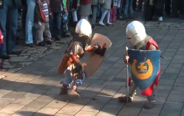Épica batalla medieval entre dos bebés