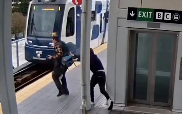 Captan el momento en que un sujeto intenta lanzar a un anciano a las vías del tren en EE.UU