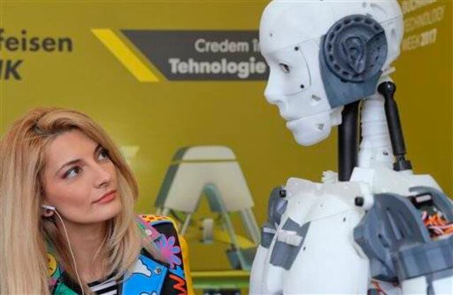 Diseñador francés presenta robot humanoide armable