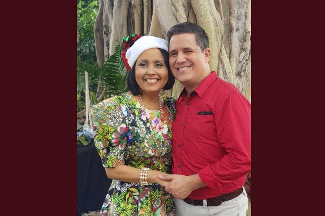 Normando feliz de ver a Keylla en el encendido de la Navidad