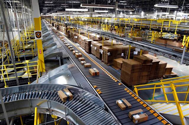 Amazon invita a su personal a despedirse y repartir paquetes