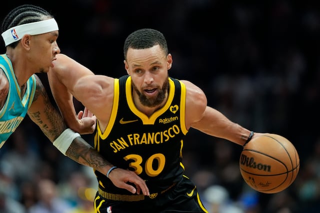 Curry regresa a casa, anota 23 puntos y guía a Warriors a triunfo 115-97 ante Hornets