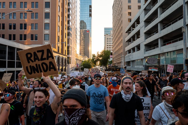 Una muchedumbre marcha por el centro de Austin, Texas, durante la manifestación