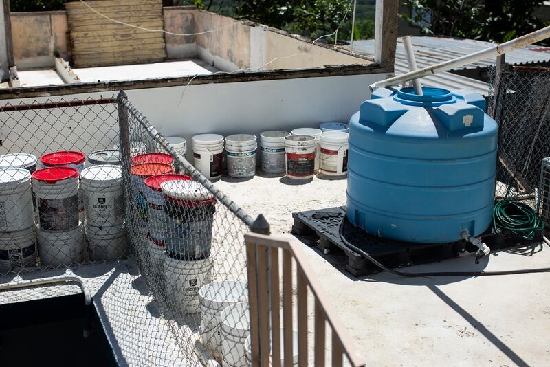 MOCA, PR - SEPTIEMBRE 28: El colapso del sistema eléctrico, junto a la falta de suficientes generadores como respaldo, ocasionó que miles de residentes estuvieran sin el servicio de agua potable, en algunos casos durante varias semanas.