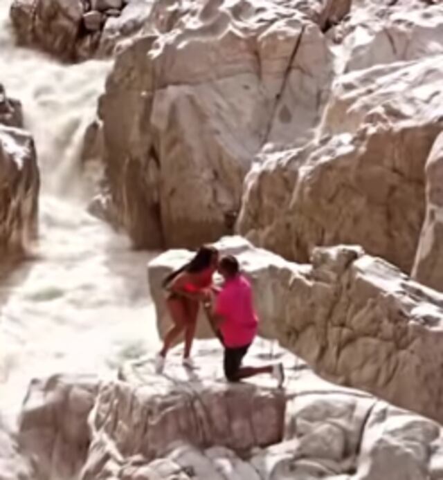 Novio de Maripily le entrega anillo frente a unas cascadas