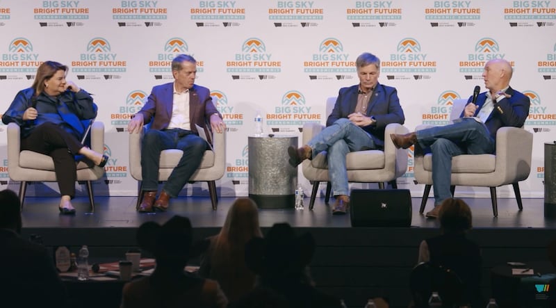 Durante su participación en Montana, la Gobernadora criticó a la administración Biden por convertir a Puerto Rico en un laboratorio de energía renovable al financiar con fondos federales programas de energía solar y de almacenamiento con baterías. Captura de pantalla de YouTube